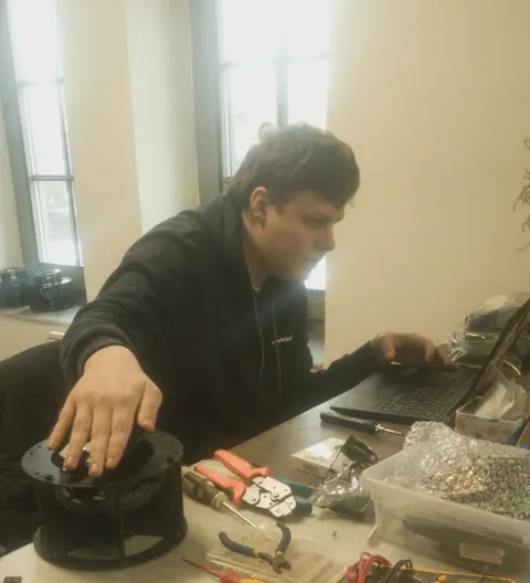 Pavel Pernička v terénu u meteorologického zařízení.