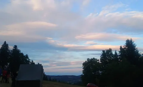 Slabý Altocumulus lenticularis při větrném počasí v Lidečku