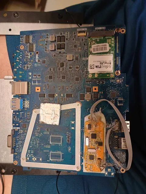 LoRa koncentrátor a SDR modul na zadní straně základní desky